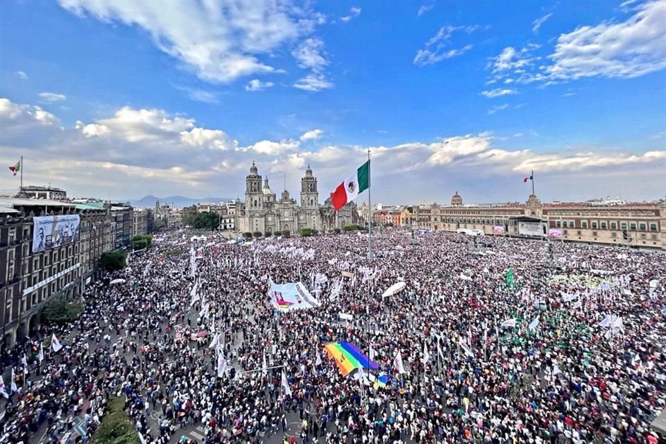 Frente a un Zócalo que lució un lleno impresionante, AMLO prometió autosuficiencia energética al final de su gobierno.