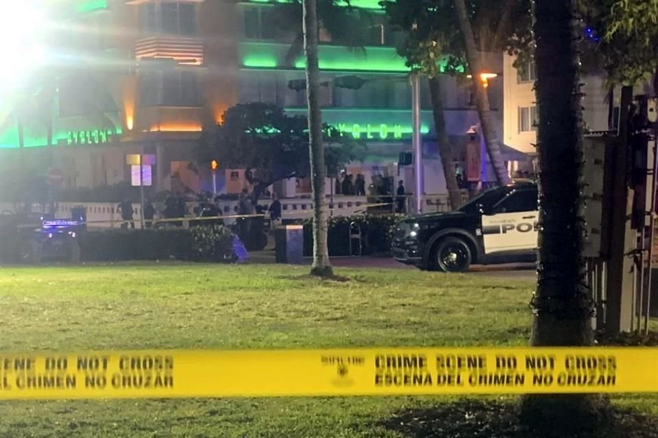 Escena de un tiroteo en Ocean Drive, Miami Beach, el 17 de marzo de 2023.