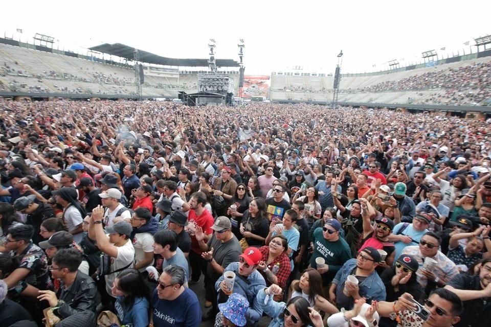 El segundo día del Vive Latino arrancó con show de la banda argentina Bandalos Chinos, rumbo a la presentación de los Red Hot Chili Peppers.