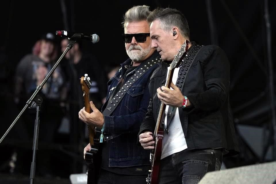 Los Pericos recurrieron a uno de sus grandes éxitos para atraer gente a su escenario del Vive Latino este domingo, tocando 'Runaway' como primera rola de su set.