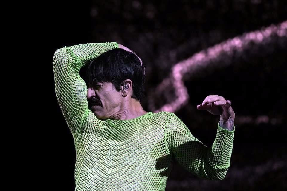 Anthony Kiedis, vocalista de Red Hot Chili Peppers, también se la pasó bailando y en contorsiones muy prendidas.