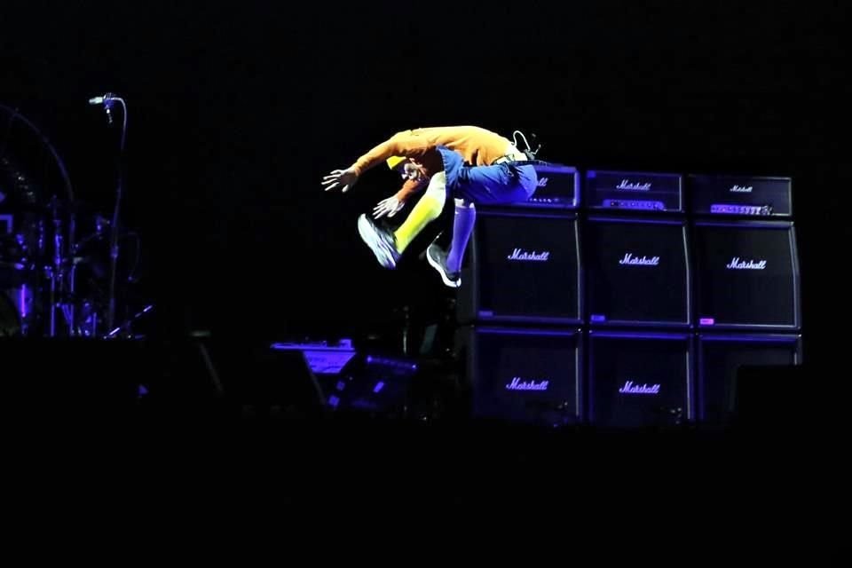 Flea dio muestra que para rockear y saltar, no hay edad.