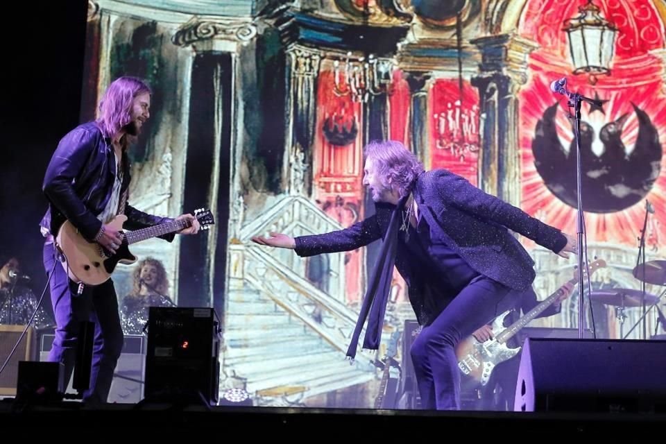 Desde el templete Escena Indio, con elegantes outfits con brillos que destacaban sus sacos, los músicos dieron cátedra del rock de la vieja escuela.