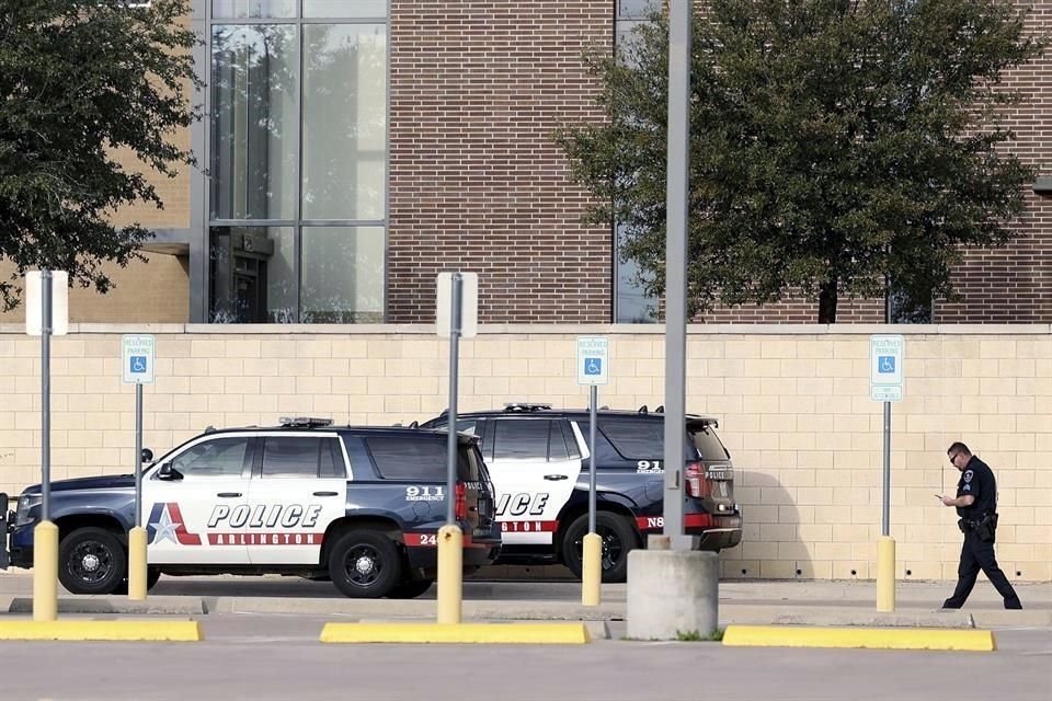 Un tiroteo en una escuela secundaria de Texas dejó dos estudiantes heridos y un sospechoso detenido.