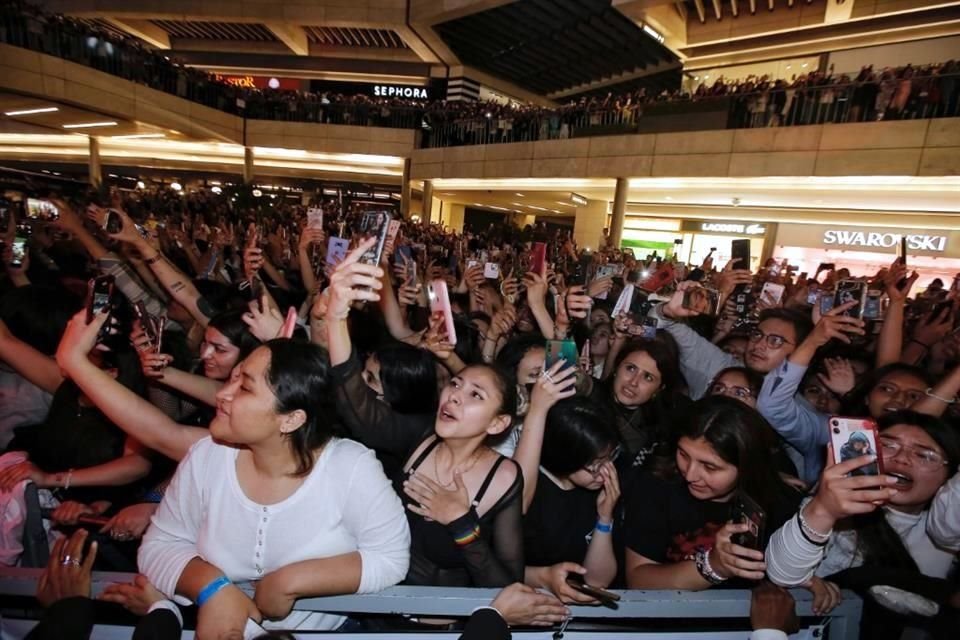 Todas las fans estuvieron grabando el momento con sus celulares.
