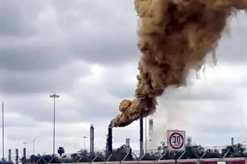 La Refinera de Pemex en Cadereyta ha disparado la produccin de combustleo, un residuo muy contaminante.