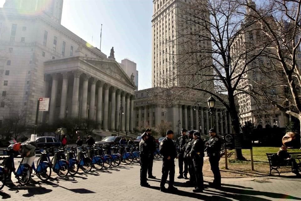 Oficiales de policía de Nueva York brindan seguridad fuera de la oficina del fiscal de distrito de Manhattan.