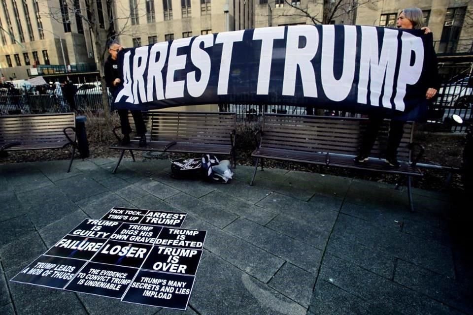 Los manifestantes anti-Trump protestan frente a la oficina del fiscal de distrito de Manhattan en la ciudad de Nueva York.