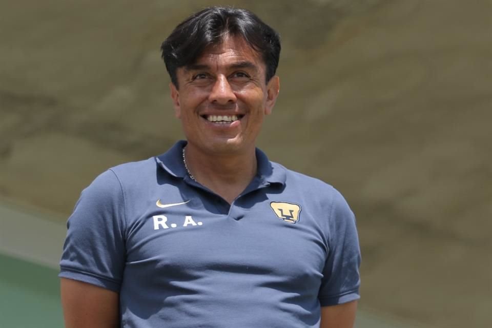 Raúl Alpízar, quien como director de fuerzas básicas fue denunciado por pedir dinero a padres de jóvenes, será el DT interino de Pumas.