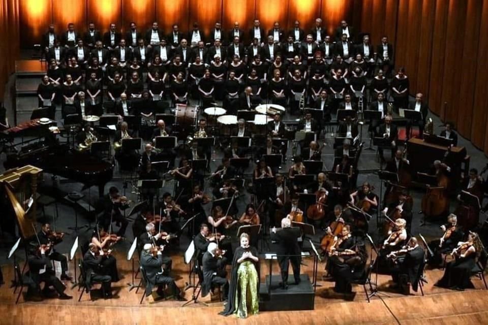 En sus 85 años, el coro del Teatro de Bellas Artes ha acompañado a estrellas de la ópera como Elina Garanca, quien recientemente se presentó en el recinto.