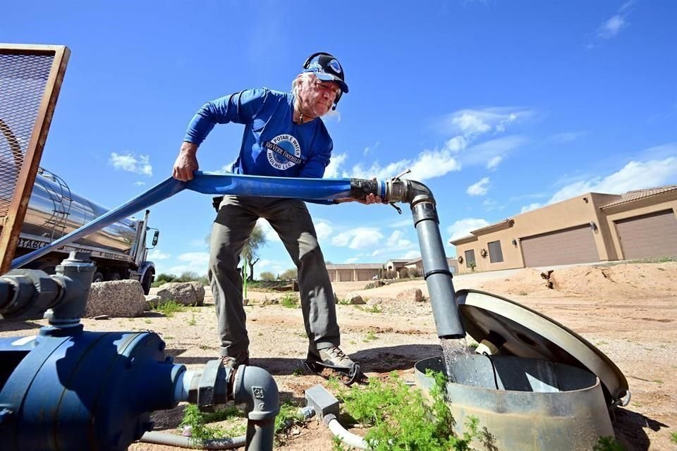 John Hornewer entrega agua desde su pipa a un tanque residencial en Rio Verde Foothills.