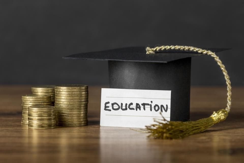 La Beca Santander Estudios - Apoyo a la Manutención 2023 consta de 200 apoyos económicos a estudiantes de licenciatura o posgrado.