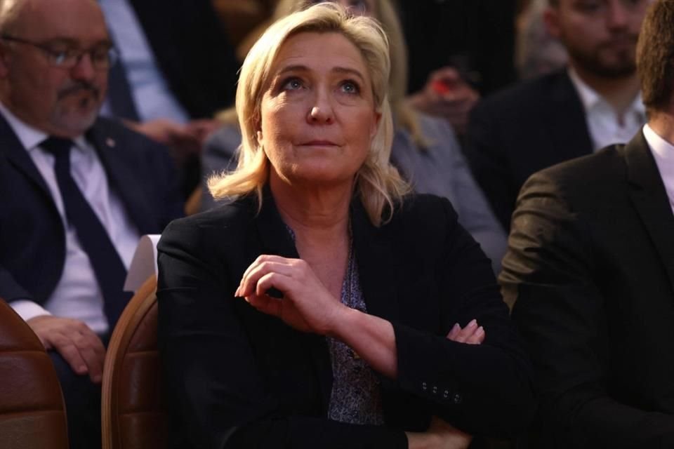 La dirigente ultraderechista francesa Marine Le Pen acusó al Presidente de Francia de empujar al país hacia un 'estallido social'.