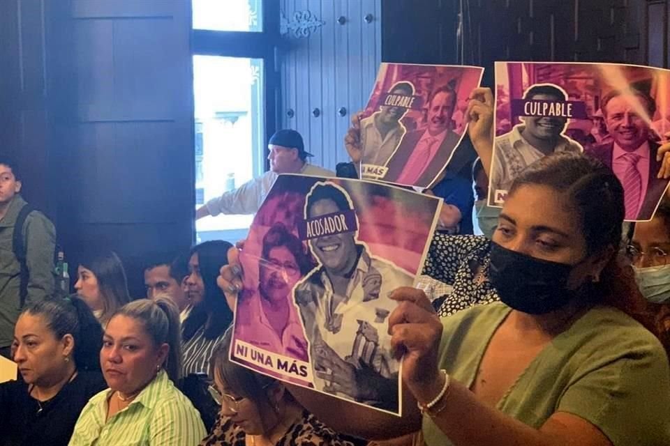 Las mujeres exigieron su destitución para que responda ante la justicia.