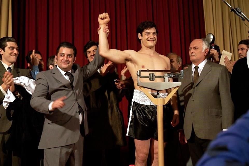 Los siete episodios del programa saltan en el tiempo para ofrecer contrastes en cada etapa que vivió el protagonista, que es retratado como alguien ansioso de ser reconocido.