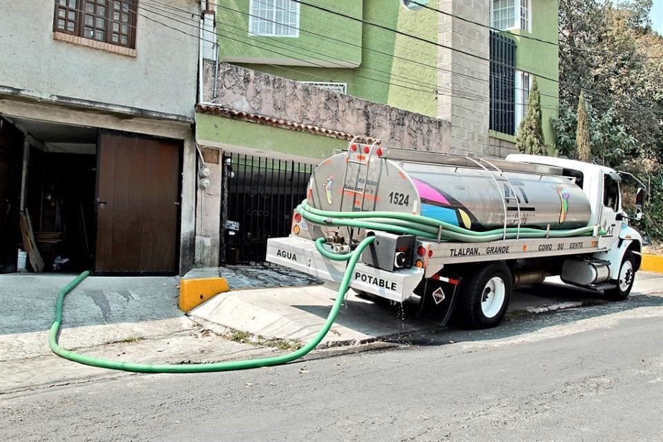 El Gobierno de Iztapalapa detalló que realizó dos contratos con la compañía en 2020 para el traslado de agua potable, debido a que había una emergencia por la temporada de estiaje.