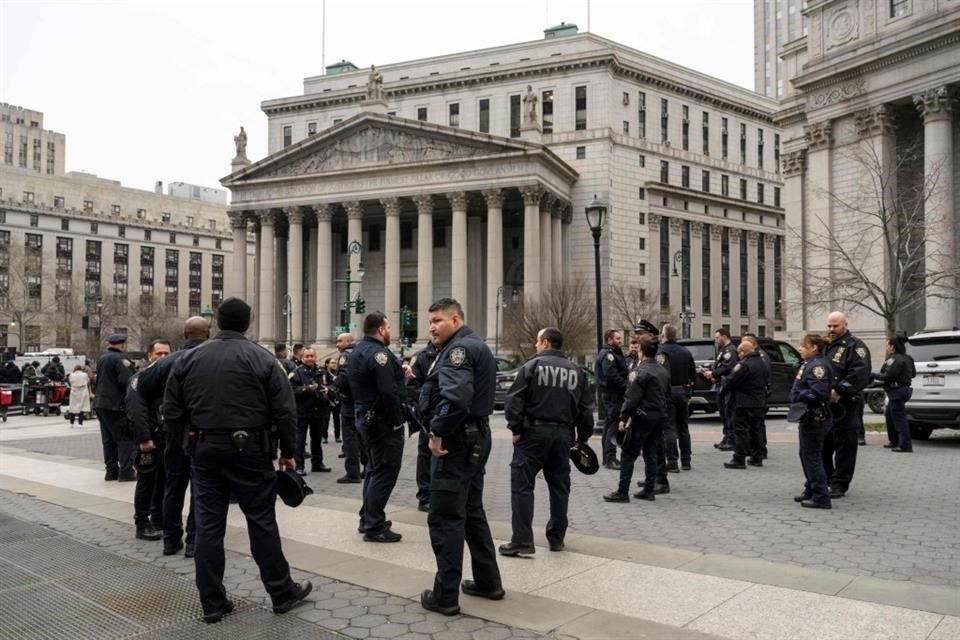 Con barricadas instaladas cerca de Trump Tower, la policía está en alerta máxima por la posible acusación de Donald Trump.