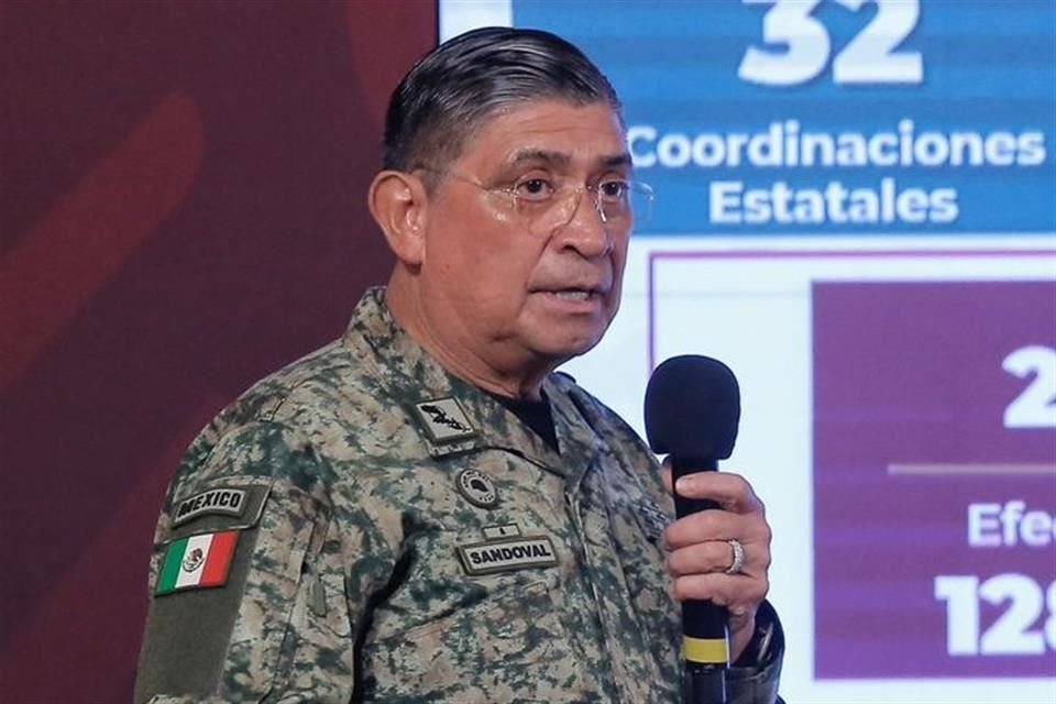 El Secretario de la Defensa en conferencia.