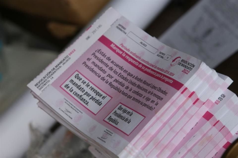 Para la revocación de mandato, el INE revisó casi 5 millones de firmas y quedaron pendientes otras 6 millones.