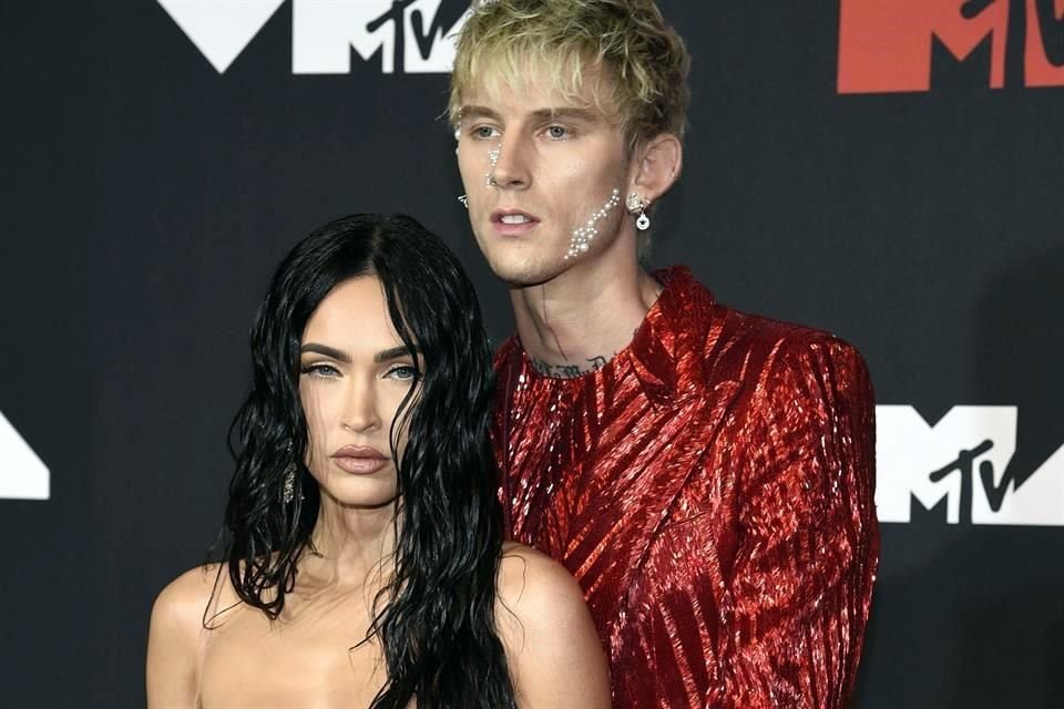 Megan Fox y Machine Gun Kelly habrían pausado su relación y planes de boda porque están pasando por una crisis en su relación.