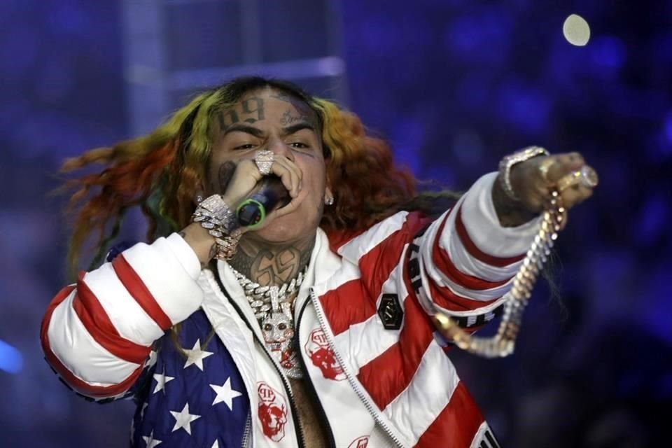 El rapero Tekashi 6ix9ine fue atacado por un grupo de hombres mientras estaba en un gimnasio, se encuentra en el hospital.