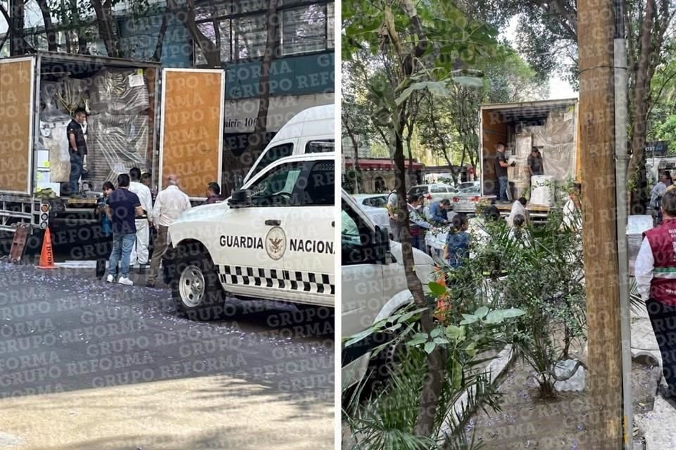 Una fila de camiones y camionetas de mudanza se estacionó afuera del edificio para trasladar los muebles, obras de arte y archivo documental del Nobel mexicano Octavio Paz.