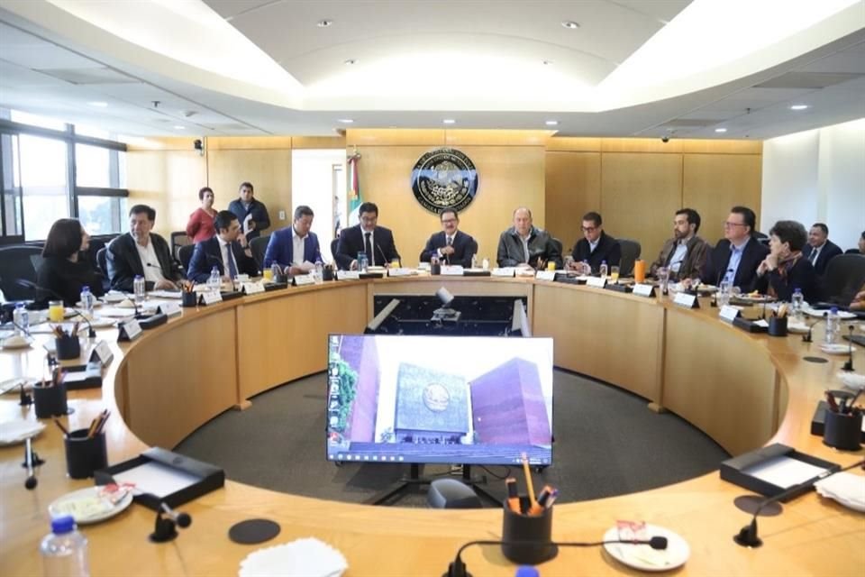 Los legisladores argumentaron que acatar la sentencia violentaría los derechos de los hombres que ya se habían registrado en el proceso.