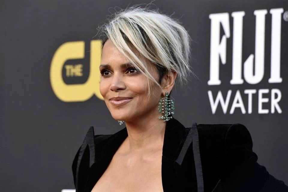 La actriz Halle Berry celebra el amor propio con sensuales fotos desnuda en la ducha.