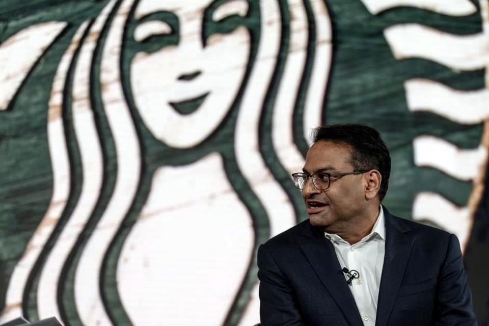 Laxman Narasimhan, nuevo CEO de Starbucks, dijo que tiene la intención de seguir trabajando como barista en las tiendas durante medio día cada mes.