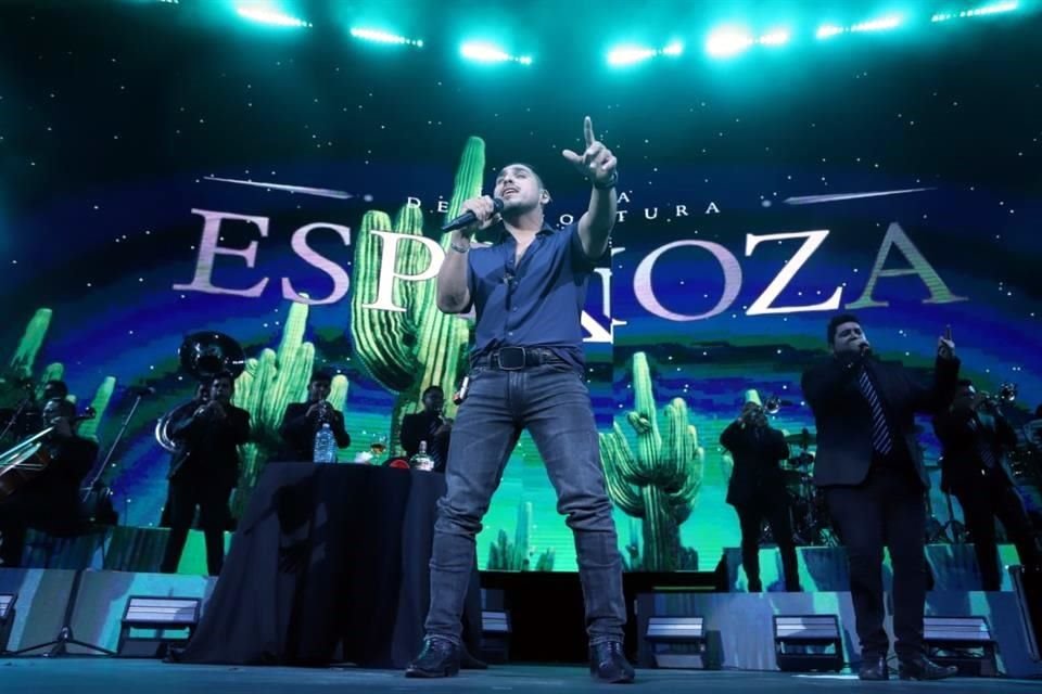 La inspiración de Espinoza Paz conquistó a los asistentes.