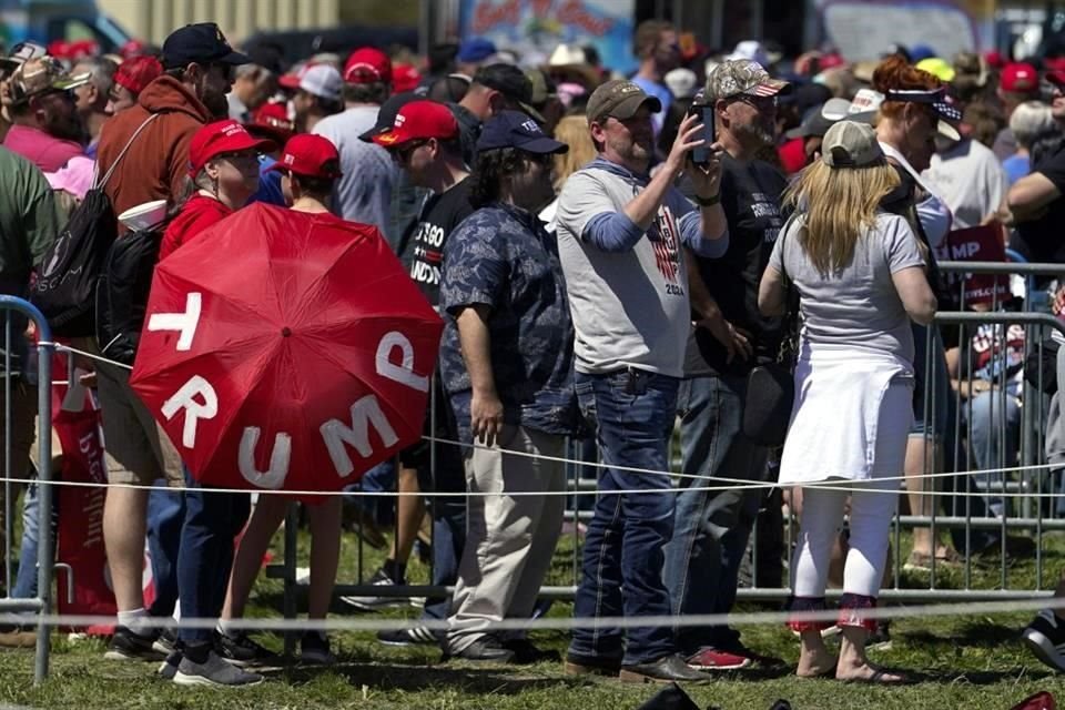 La gente espera en la fila para ingresar al Aeropuerto Regional de Waco antes del mitin de campaña de Trump.