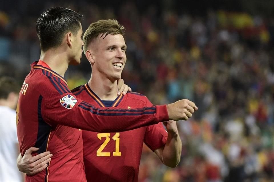 Dani Olmo festeja su gol al lado de Álvaro Morata.