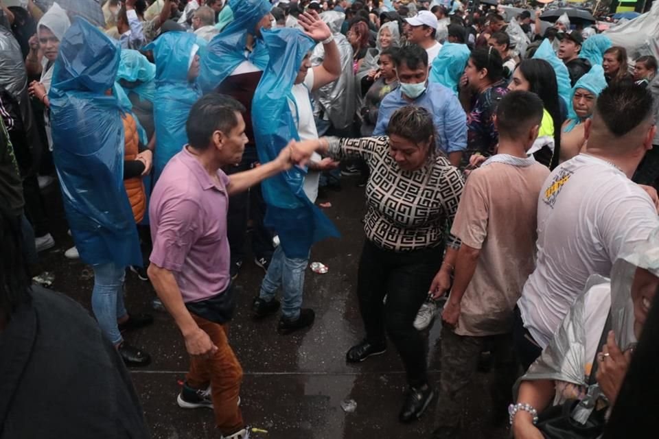 Con la participación de casi 30 sonideros, entre ellos 'La Changa' y 'La Conga', habitantes de todo el Valle de México se dieron cita a la Plaza de la Constitución para bailar.