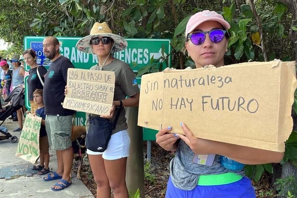 Cadena humana a lo largo de la carretera de entrada a Puerto Morelos en protesta por la destruccin del arrecife y manglar por el Tren Maya.