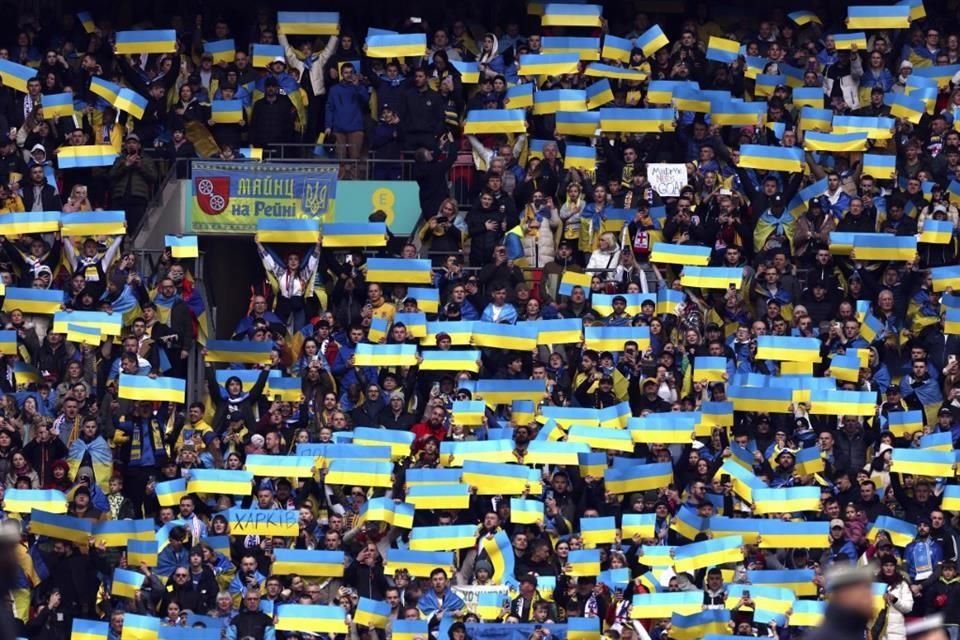 Wembley se pintó con los colores de la bandera de Ucrania, como homenaje a los miles de refugiados por la guerra.