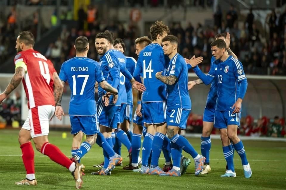 Matteo Pessina recibiendo las felicitaciones de sus compañeros.