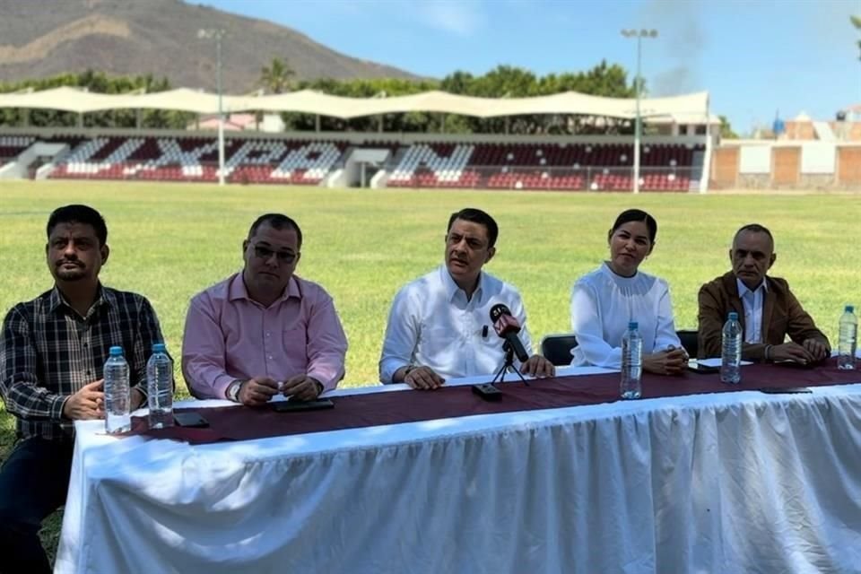 El diputado morenista José María Martínez (centro) afirmó que el próximo año habrá alternancia en Jalisco.