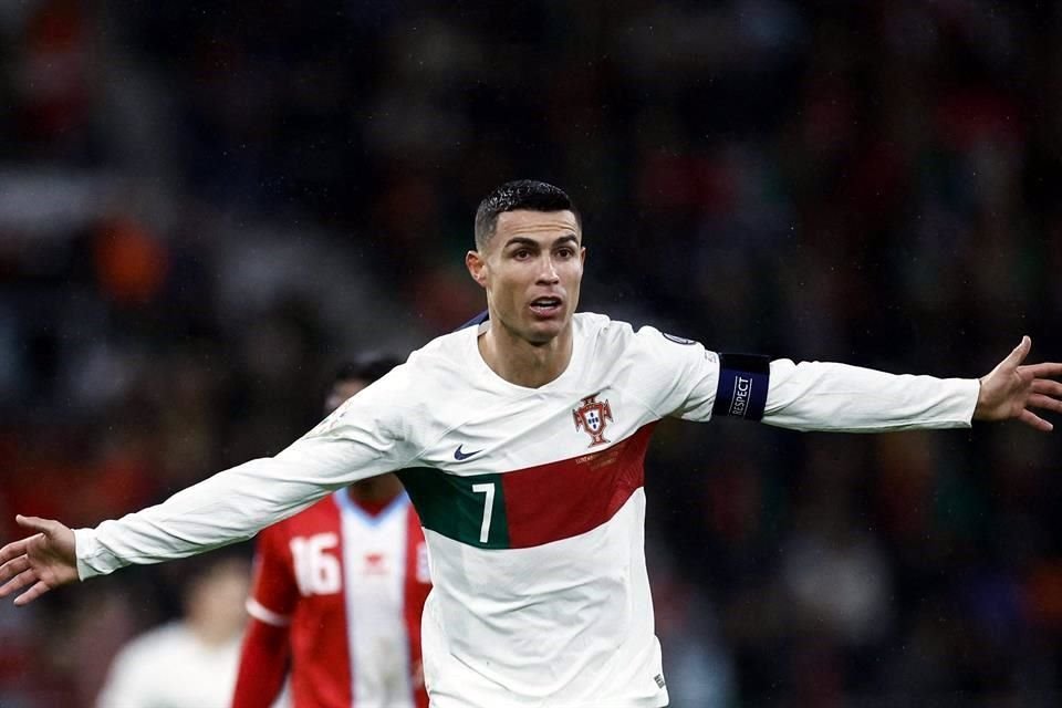 Cristiano Ronaldo celebra su doblete conseguido Luxemburgo, para llegar a 122 anotaciones.