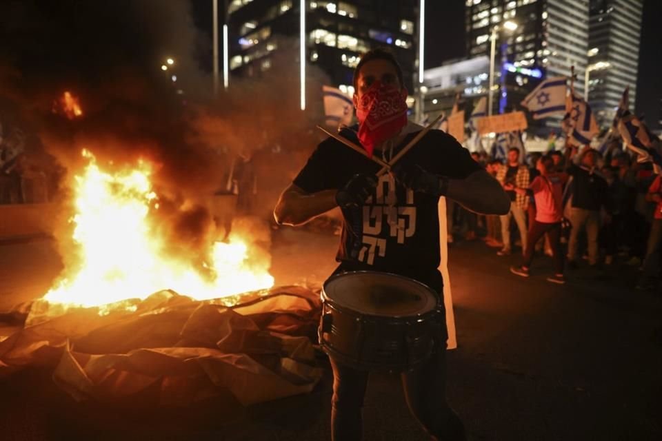 Miles de israelíes se lanzaron a las calles de ciudades de todo el país, después de que el Primer Ministro Benjamin Netanyahu despidiera abruptamente a su Ministro de Defensa.