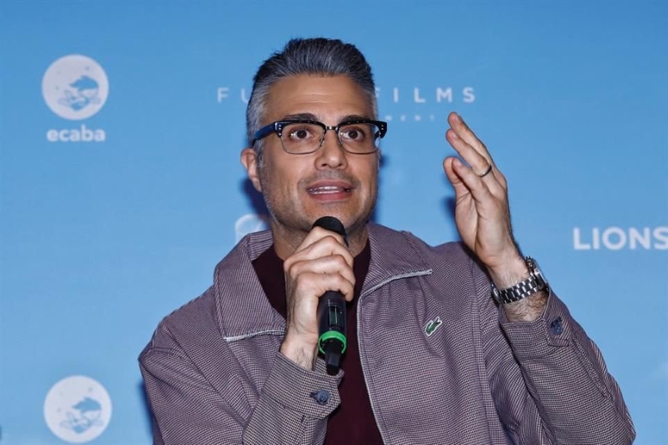 Jaime Camil fue criticado en redes sociales por interpretar el himno nacional de Estados Unidos en Texas.