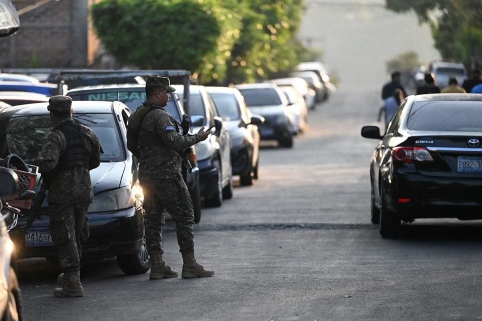 Soldados patrullan la comunidad de Credisa, en Soyapango, El Salvador, el 18 de marzo del 2023.