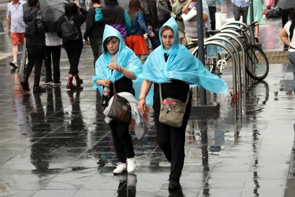 Las demarcaciones que amanecieron con pronóstico de elevado calor, registran precipitaciones esta tarde.