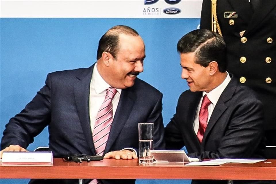 El entonces Gobernador de Chihuahua, César Duarte, con el Presidente Enrique Peña Nieto, durante un acto en Los Pinos, en 2015.