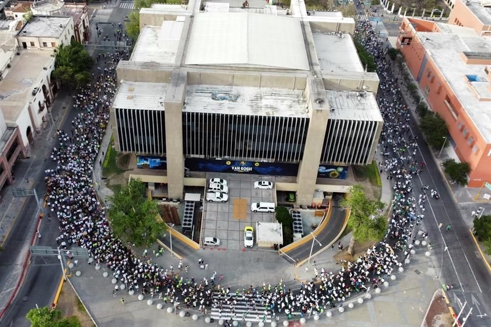Miles de personas, principalmente niñas y niños, marcharon por la Macroplaza para exigir mejorar la calidad del aire.