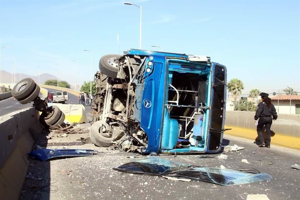 El conductor de un camión de transporte de personal volcó al circular por Avenida Concepción, en Tlajomulco, dejando cuatro heridos leves.