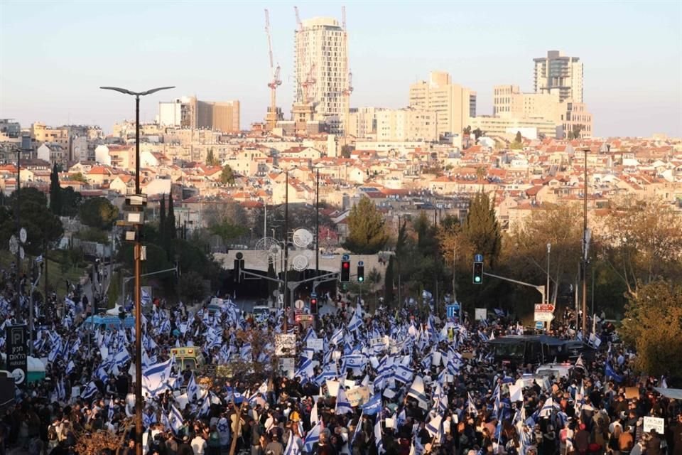 Manifestantes congredados afuera del Parlamento israelí este 27 de marzo.