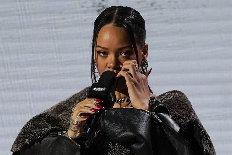 Un auto fue robado de la propiedad de Rihanna luego de que el chofer de la cantante lo dejara encendido y con las llaves dentro.