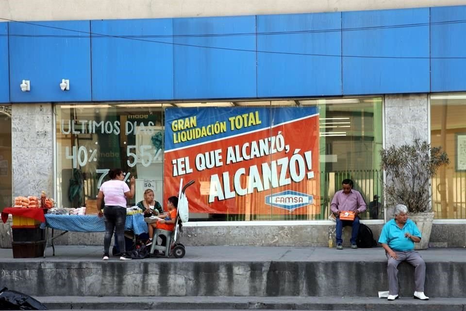 Anuncios con descuentos y mantas con la leyenda 'El que alcanzó, alcanzó' acompañan los últimos días de Famsa Colón.