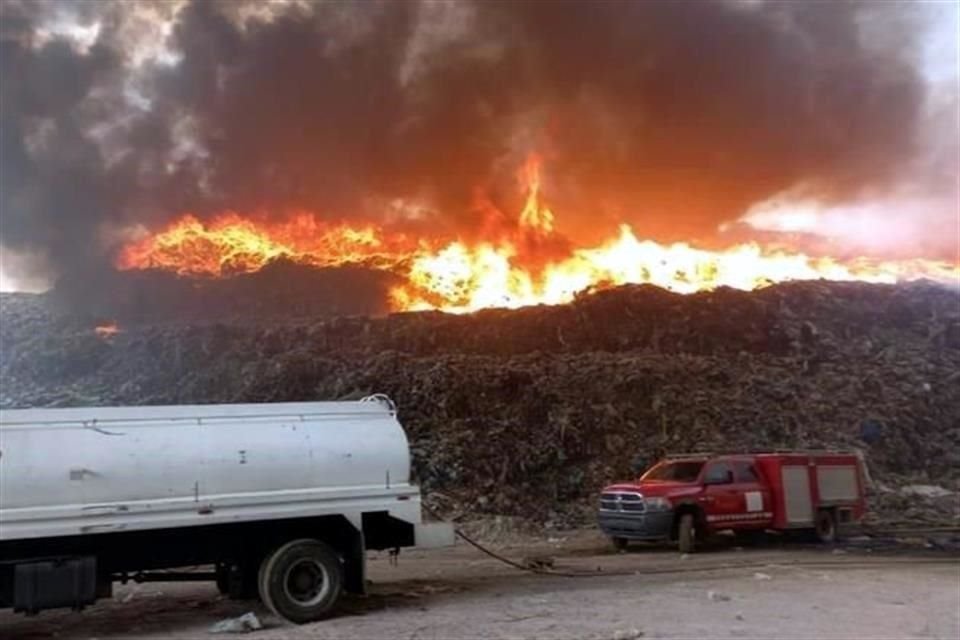 El incendio en el tiradero ilegal es de tal magnitud, que quienes llegan o salen del AIFA lo alcanzan a ver sin dificultad alguna.