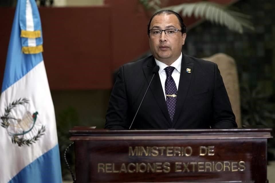 El canciller guatemalteco, Mario Bucaro, da una conferencia de prensa sobre las muertes en un centro de detención de migrantes en Ciudad juárez.